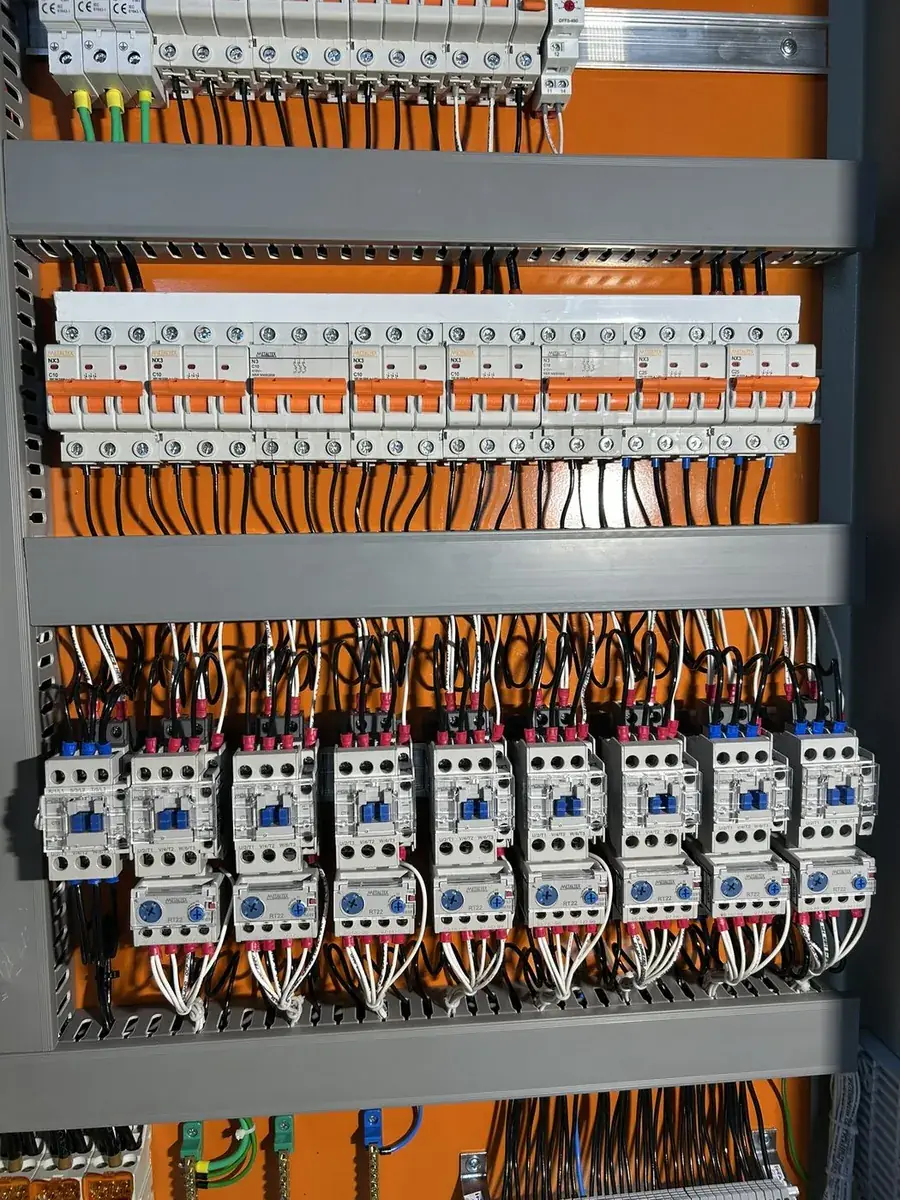 Montagem interna de painel com contatores e disjuntores identificados