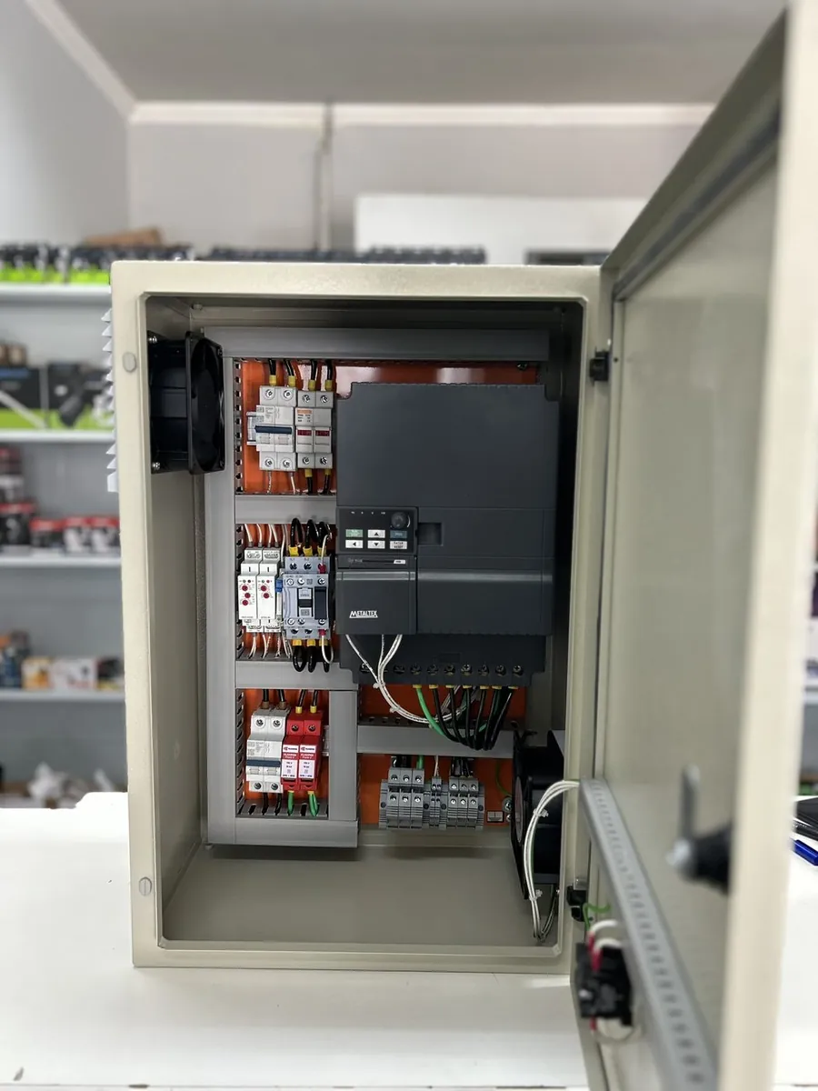 Painel montado pela IMA com inversor de frequência